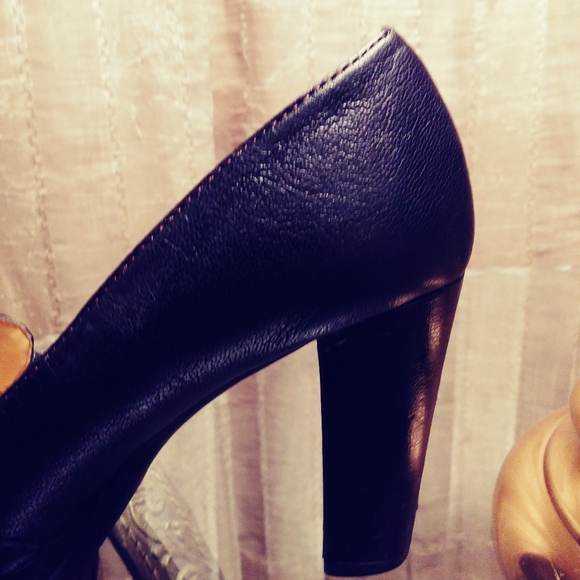 Naturalized Size 4M Black Pumps - Picture 7 of 10